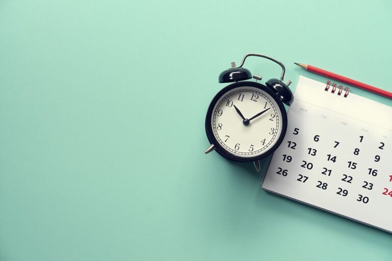 reloj de arena y calendario juntos