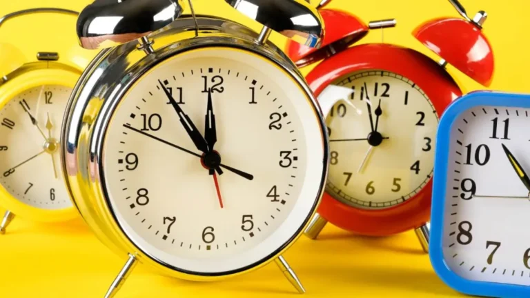 reloj marcando la hora de estreno