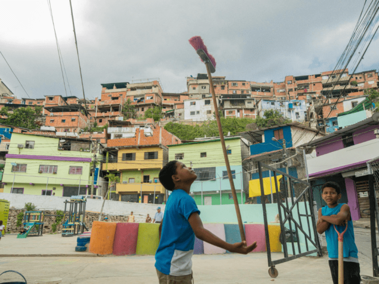 retrato de comunidad en un barrio vibrante