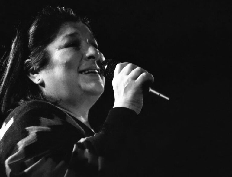 retrato de mercedes sosa en concierto