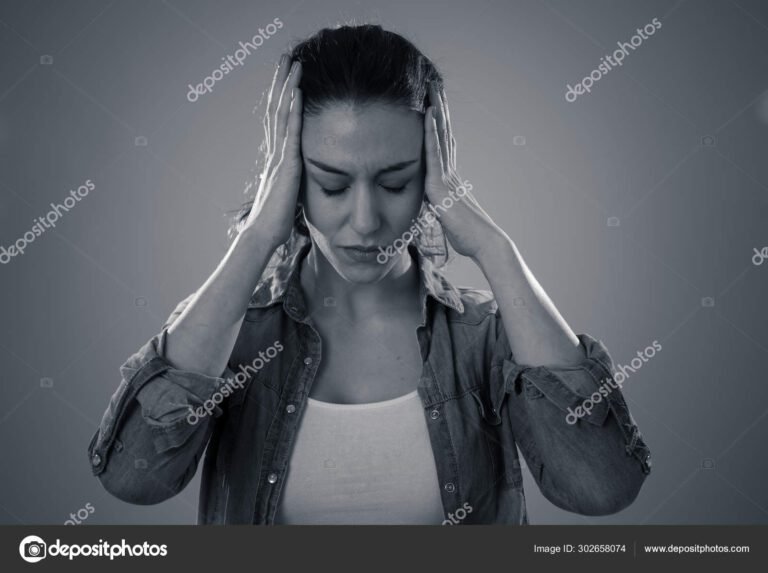 retrato de mujer pensativa con fondo neutro