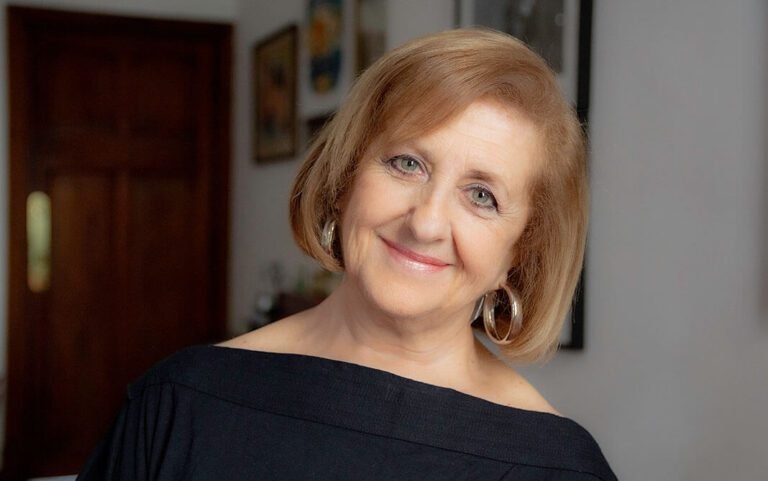 retrato de mujer periodista en accion