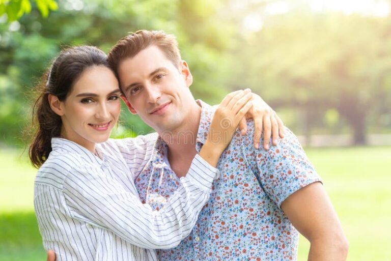 retrato de pareja sonriente en exteriores