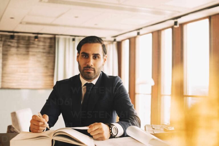 retrato de un abogado en su oficina 1