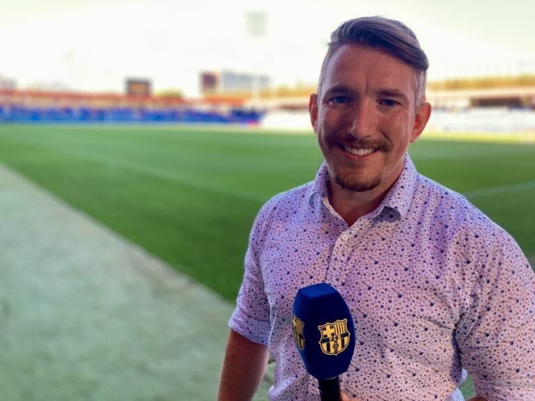 retrato de un periodista deportivo en accion