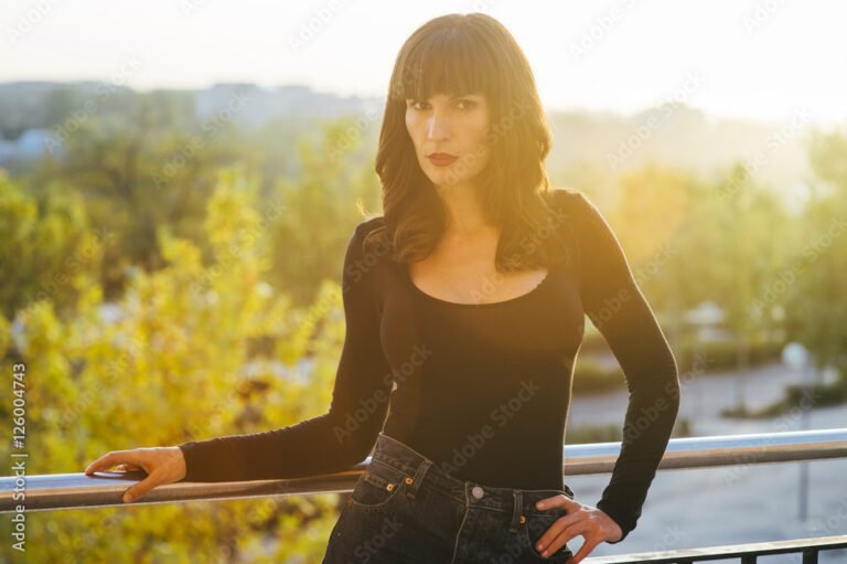 retrato de una mujer en un paisaje urbano