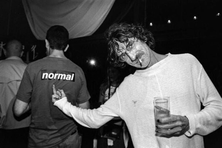 retrato iconico de charly garcia en concierto