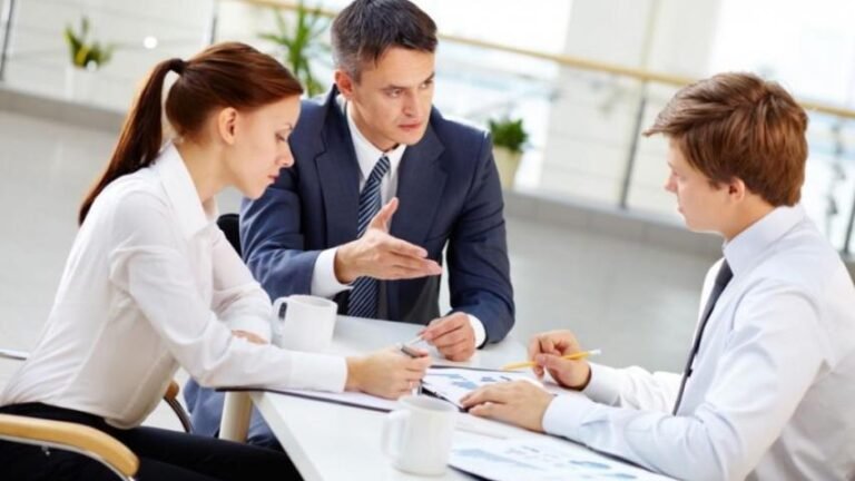 reunion de personas discutiendo salario justo