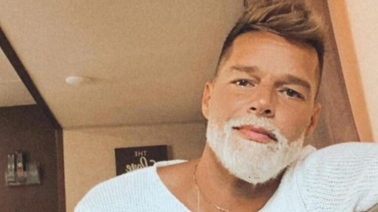 ricky martin con barba blanca en escenario