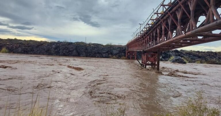 rio colorado bajo lluvia torrencial
