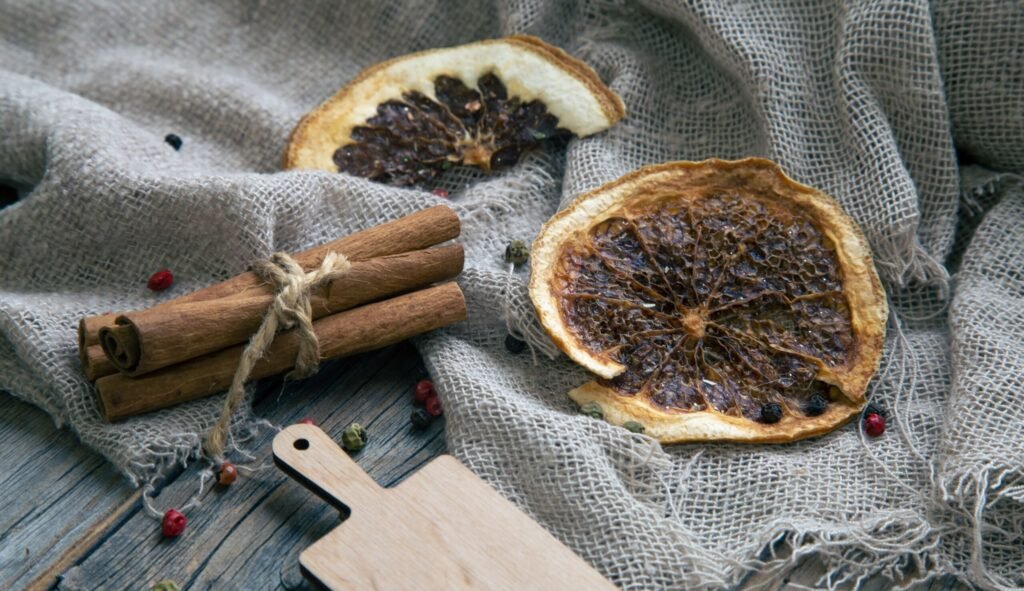 Qué beneficios y significado tiene el ritual de soplar canela