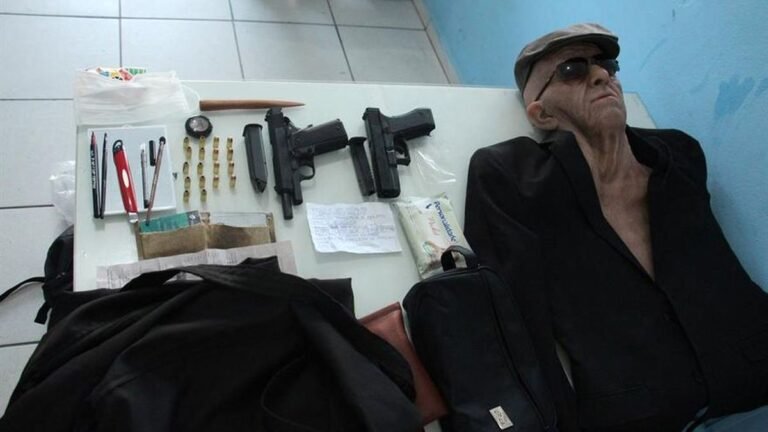 robo en un banco con mascaras oscuras