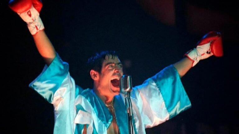 rodrigo bueno en un concierto en vivo