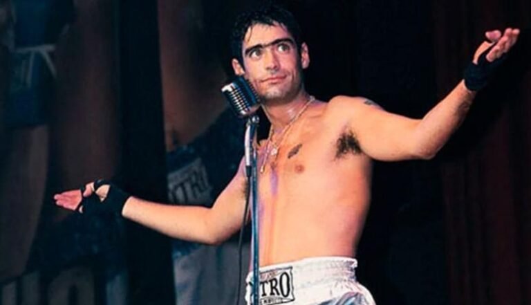 rodrigo bueno en un escenario musical