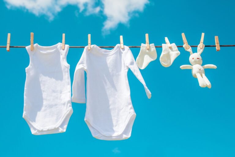 ropa blanca colgada al sol