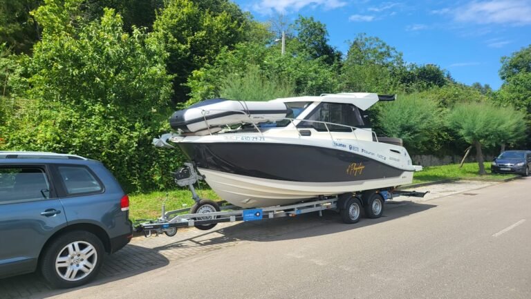 Cómo elegir la mejor rueda para trailer de lancha según tus necesidades 16 ruedas de trailer junto a una lancha