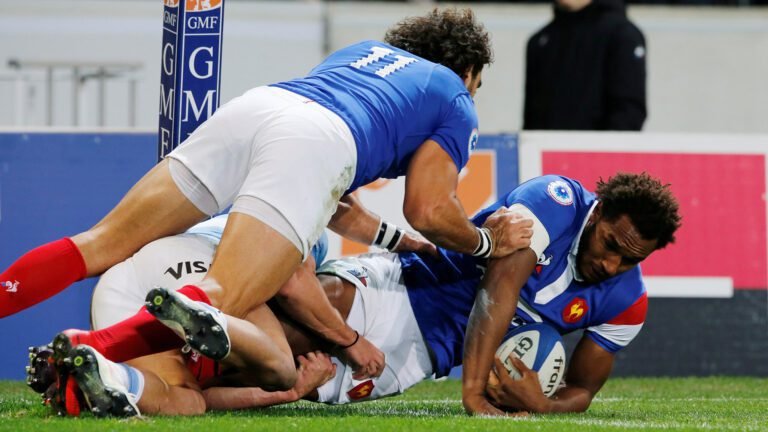 rugbiers en un campo de rugby vacio