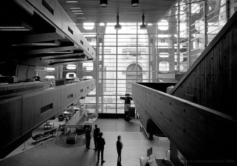 sede moderna del banco hipotecario