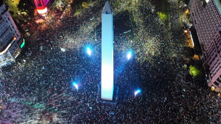 seleccion de futbol celebrando en el obelisco