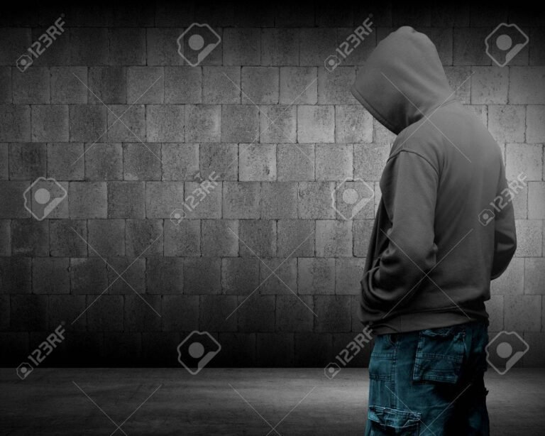 silueta de un hombre encapuchado