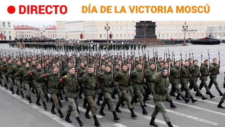 soldados marchando en un desfile militar