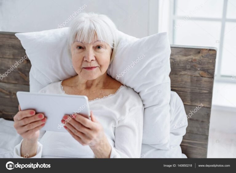 tablet en manos de un jubilado sonriente