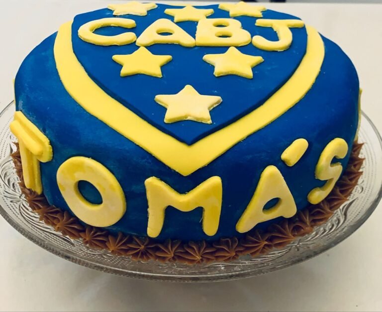 tarta de cumpleanos con colores de boca juniors