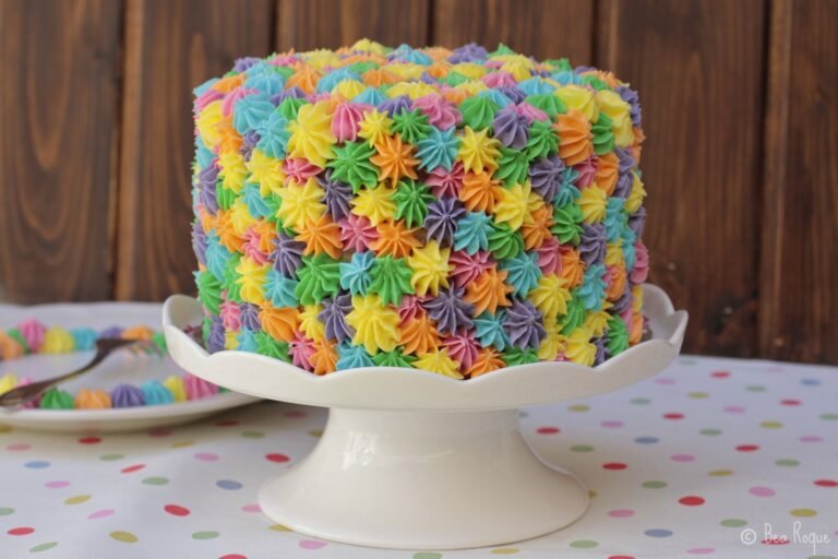 tarta de cumpleanos decorada con colores vibrantes