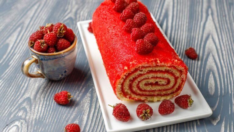 tarta decorada con elementos de reposteria