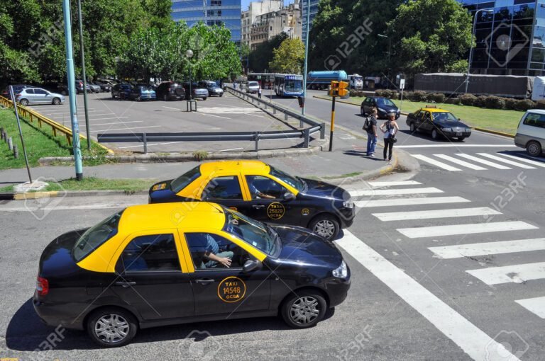 taxi amarillo en la calle de buenos aires