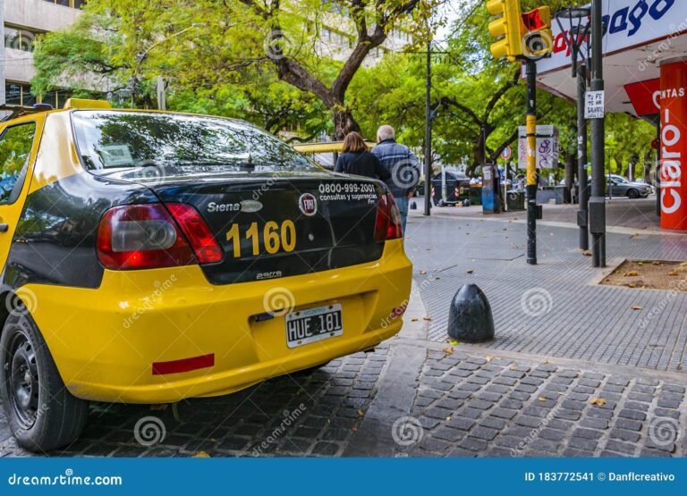 taxi esperando en una calle de mendoza