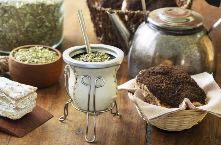 taza de yerba mate en ambiente natural