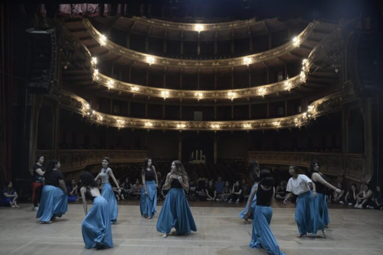 teatro en rosario con publico entusiasta