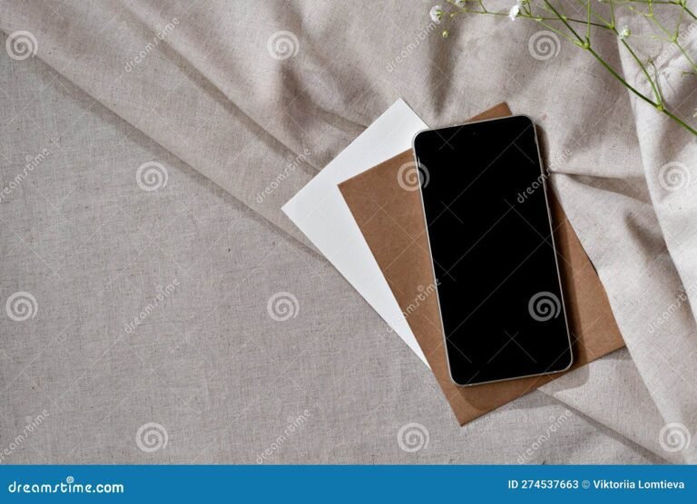 telefono antiguo sobre fondo neutro