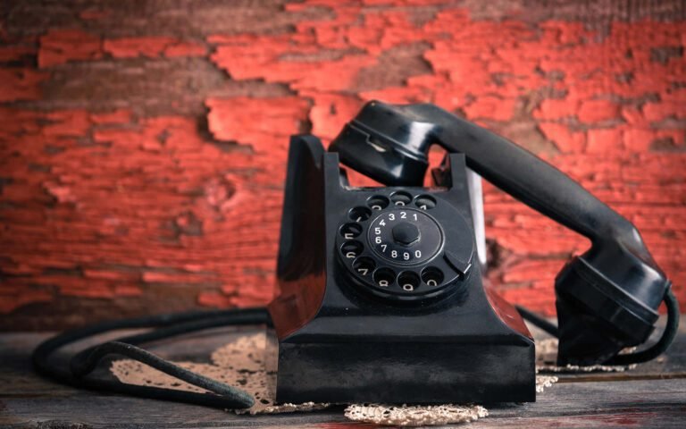 telefono antiguo sobre un fondo elegante