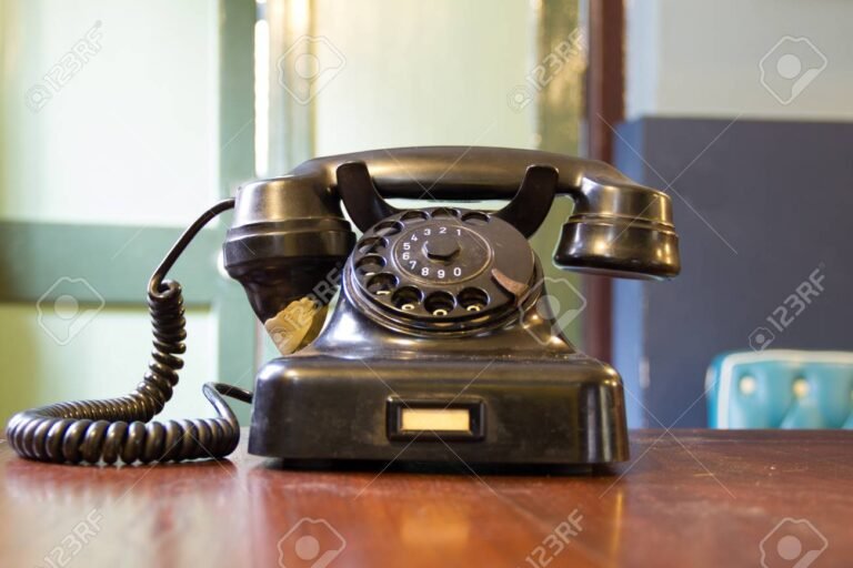 telefono antiguo sobre una mesa de oficina