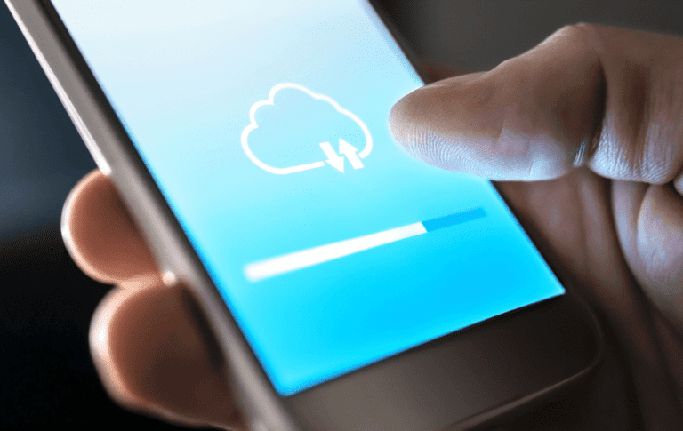 telefono movil mostrando respaldo en la nube