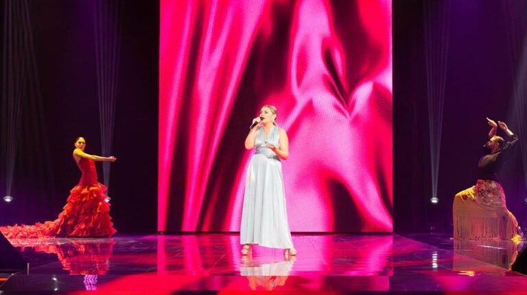 television encendida con programa musical divertido