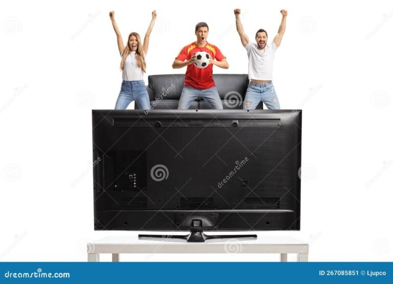 televisor con futbol y espectadores emocionados