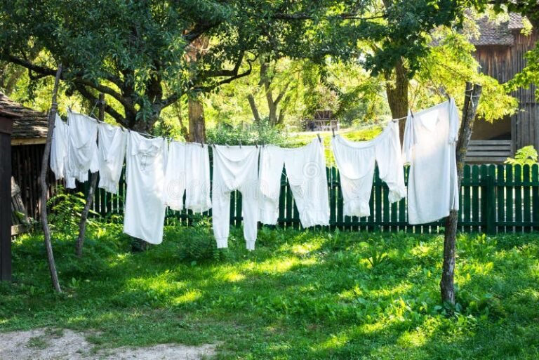 tender ropa interior en patio soleado