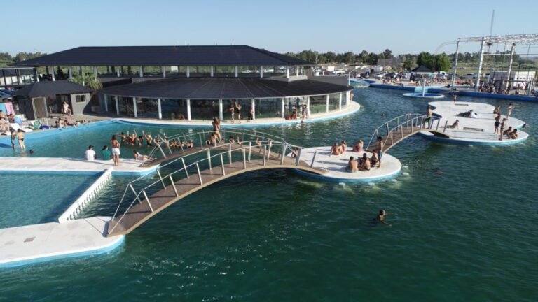 Qué actividades y servicios ofrecen las Termas de Carhué en Buenos Aires 1 termas de carhue con aguas termales