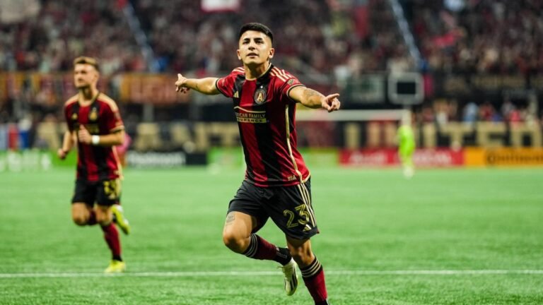 thiago almada celebrando un gol impresionante