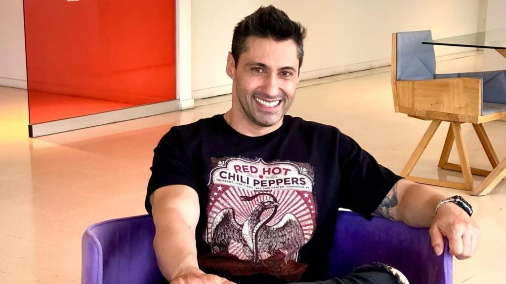 tito speranza en un estudio de radio