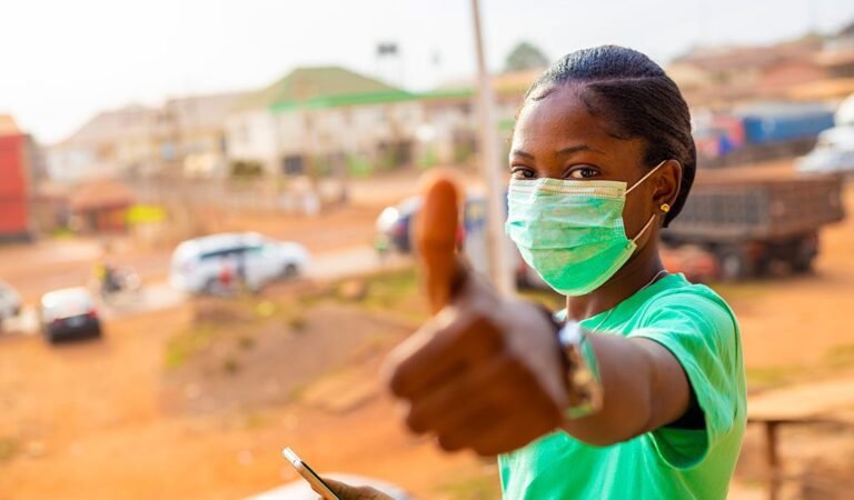 trabajadores informales recibiendo apoyo financiero