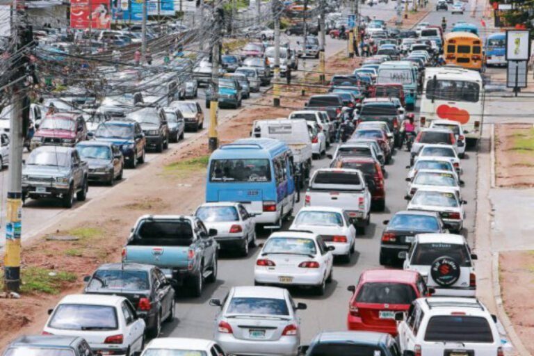 trafico urbano congestionado en hora pico