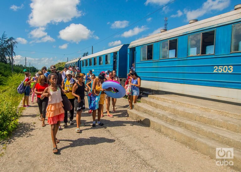 Cuáles son los horarios y precios del tren a Mar del Plata 19 tren viajando hacia la playa en verano