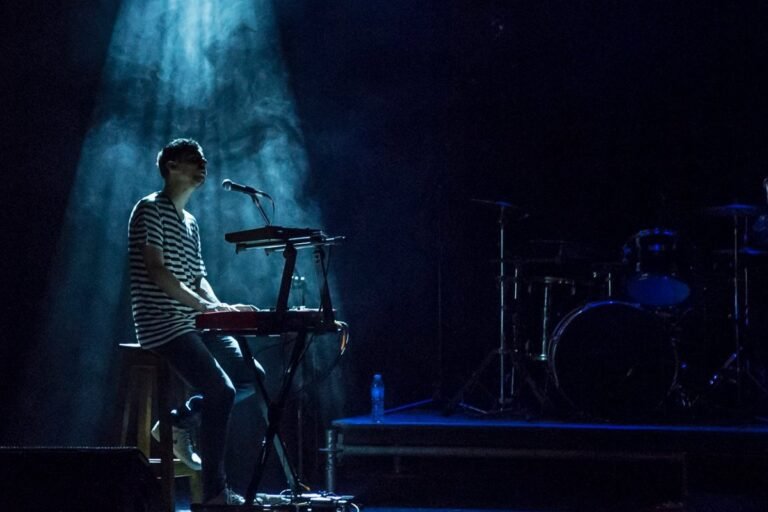 tributo musical a charly garcia en escenario