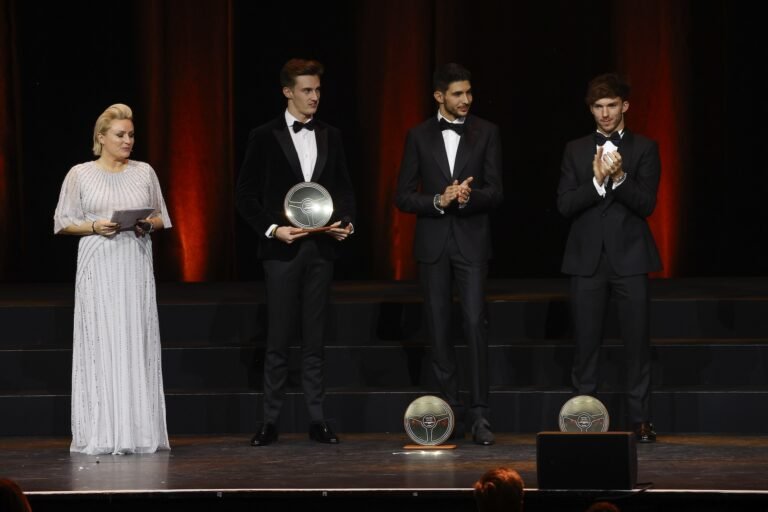 trofeo de auto en un escenario festivo