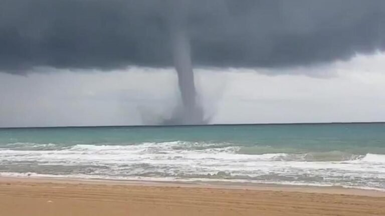tromba marina sobre el mar azul