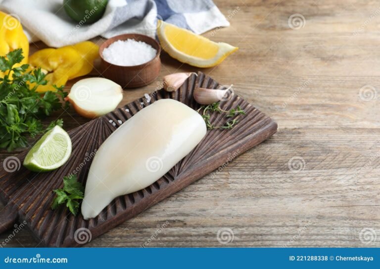 tubo de calamar fresco sobre una tabla